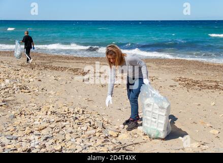 Freiwillige Reinigung Strand Bereich von Kunststoff Stockfoto