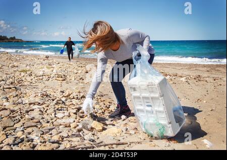 Freiwillige Reinigung Strand Bereich von Kunststoff Stockfoto