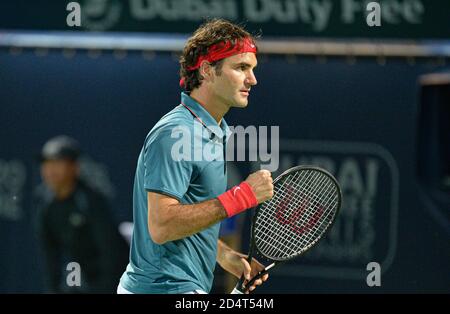 DUBAI, VAE, 27. Februar 2014. Roger Federer feiert seinen Sieg gegen Novak Djokovic im Halbfinale der Dubai Duty Free Tennis Championships. Stockfoto