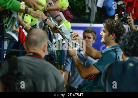 DUBAI, VAE, 27. Februar 2014. Roger Federer gibt Autogramme nach seinem Sieg gegen Novak Djokovic im Halbfinale des Dubai Duty Free Tennis Cha Stockfoto