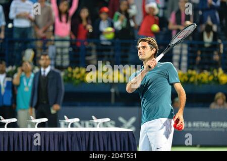 DUBAI, VAE, 27. Februar 2014. Roger Federer feiert seinen Sieg gegen Novak Djokovic im Halbfinale der Dubai Duty Free Tennis Championships. Stockfoto