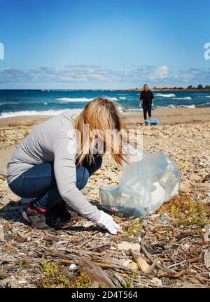 Freiwillige Reinigung Strand Bereich von Kunststoff Stockfoto