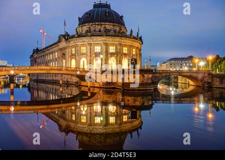 Das Bode Museum auf der Museumsinsel in Berlin at Morgendämmerung Stockfoto