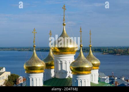 Die Kuppeln der Geburtskirche Johannes des Täufers vor dem Hintergrund des blauen Himmels. Nischni Nowgorod, Russland Stockfoto