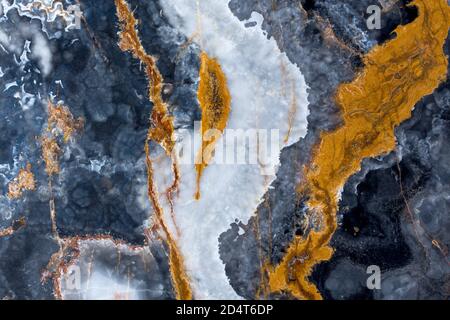 Leichte Textur aus Onyxstein mit Rissen. Stockfoto