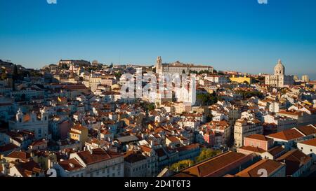 Luftaufnahme oder Drohne sjot der Altstadt von Lissabon im Sonnenuntergang. Stockfoto