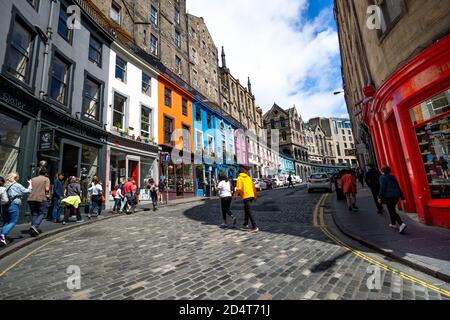 Weitwinkelansicht der Victoria Street in Edinburgh auf einem Sonniger Tag