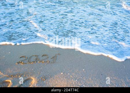 Inschrift 2021 auf dem Sand am Strand im Sommer. Neujahr 2021. Stockfoto