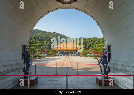 16. April 2020: Ehrengäste am Haupttor des Heiligtums der Nationalen Revolutionären Märtyrer in taipei, taiwan. Dieser Schrein ist den Soldaten kil gewidmet Stockfoto