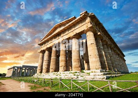 Der antike dorische griechische Tempel von Hera von Paestum wurde um 460–450 v. Chr. erbaut. Paestum archäologische Stätte, Italien. Stockfoto