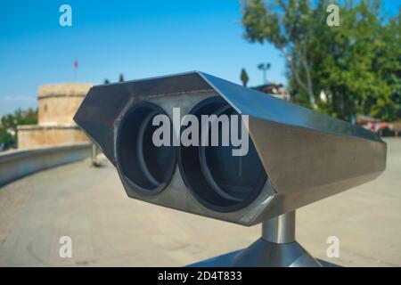 Nahaufnahme des Fernglases für Touristen. Fernglas-Teleskop auf der Aussichtsplattform für Touristen. Geringe Schärfentiefe Stockfoto