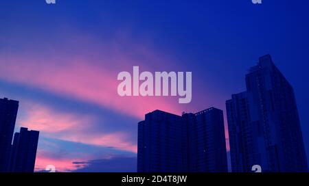 Pop Art surrealen Stil lebendige blau und rosa Stadt Bei Sonnenuntergang Stockfoto