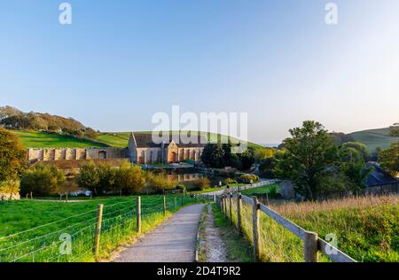 Die große Zehenscheune an den Ruinen der Abbotsbury Abbey, einem ehemaligen Benediktinerkloster in Abbotsbury, Devon, Südostengland, vom Abbey House aus gesehen Stockfoto