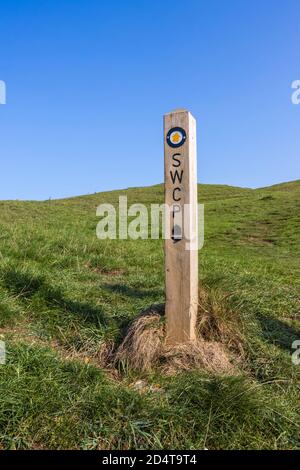 Markierungsposten auf dem South-West Coast Path an der Heritage Coast in der Nähe von Abbotsbury, Dorset, Stockfoto