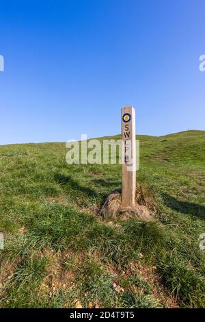 Markierungsposten auf dem South-West Coast Path an der Heritage Coast in der Nähe von Abbotsbury, Dorset, Stockfoto