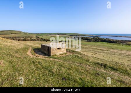 Clifftop Pillbox, Teil der Küstenverteidigung des Zweiten Weltkriegs auf dem South-West Coast Path in der Nähe von Abbotsbury mit Blick auf Chesil Beach, Dorset, Großbritannien Stockfoto