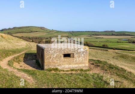 Blick auf die Landschaft mit einem Felspilbox, Teil der Küstenverteidigung des Zweiten Weltkriegs auf dem South-West Coast Path in der Nähe von Abbotsbury, Dorset, Großbritannien Stockfoto