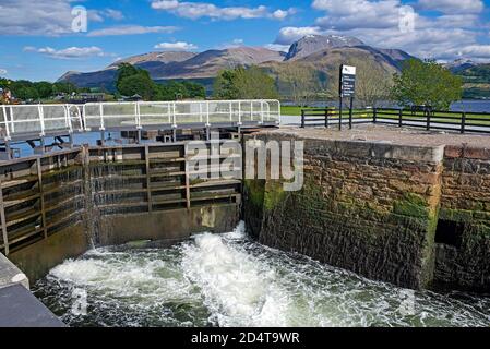 Eine Schleuse auf dem Caledonischen Kanal bei Corpach unter der gewaltigen Masse von Aben Nevis. Stockfoto