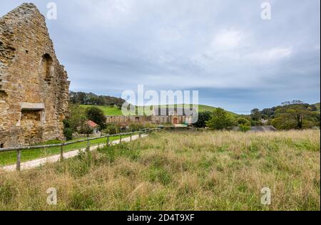 Die große Zehenscheune und Refektoriummauer an den Ruinen der Abbotsbury Abbey, einem ehemaligen Benediktinerkloster in Abbotsbury, Devon, Südostengland Stockfoto