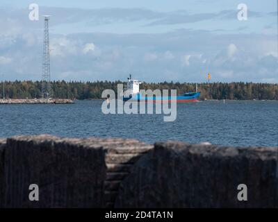 Helsinki/Finnland - 10. OKTOBER 2020: Ein kleines Frachtschiff vor dem Handelshafen. Stockfoto