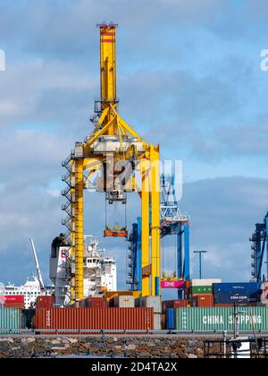 Helsinki/Finnland - 10. OKTOBER 2020: Der 2008 eröffnete Hafen von Vuosaari ist der größte Hafen der Metropolregion. Stockfoto