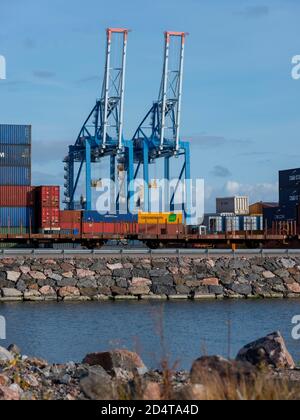 Helsinki/Finnland - 10. OKTOBER 2020: Der 2008 eröffnete Hafen von Vuosaari ist der größte Hafen der Metropolregion. Stockfoto