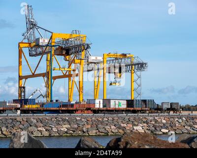 Helsinki/Finnland - 10. OKTOBER 2020: Der 2008 eröffnete Hafen von Vuosaari ist der größte Hafen der Metropolregion. Stockfoto