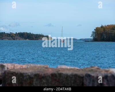 Helsinki/Finnland - 10. OKTOBER 2020: Ein Segelboot zwischen zwei Inseln des finnischen Archipels. Stockfoto