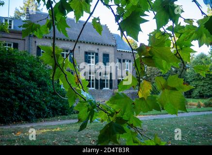 Ein Schloss in Geldrop Noord-Brabant Holland schaut durch einen Baum Stockfoto