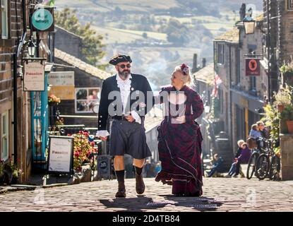 Steampunks besuchen das "sozial distanzierte" Haworth Steampunk Wochenende, in dem ruhigen Dorf in den Pennine Hills von West Yorkshire, England. Stockfoto