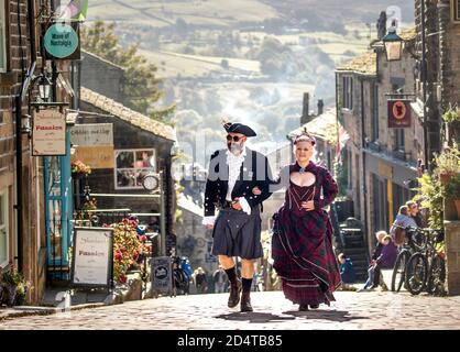 Steampunks besuchen das "sozial distanzierte" Haworth Steampunk Wochenende, in dem ruhigen Dorf in den Pennine Hills von West Yorkshire, England. Stockfoto