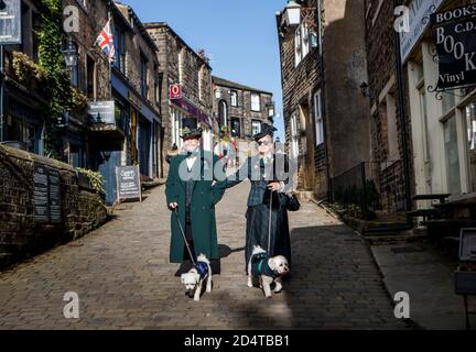 Steampunks besuchen das "sozial distanzierte" Haworth Steampunk Wochenende, in dem ruhigen Dorf in den Pennine Hills von West Yorkshire, England. Stockfoto