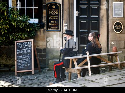 Steampunks besuchen das "sozial distanzierte" Haworth Steampunk Wochenende, in dem ruhigen Dorf in den Pennine Hills von West Yorkshire, England. Stockfoto