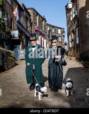 Steampunks besuchen das "sozial distanzierte" Haworth Steampunk Wochenende, in dem ruhigen Dorf in den Pennine Hills von West Yorkshire, England. Stockfoto