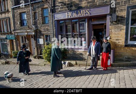 Steampunks besuchen das "sozial distanzierte" Haworth Steampunk Wochenende, in dem ruhigen Dorf in den Pennine Hills von West Yorkshire, England. Stockfoto