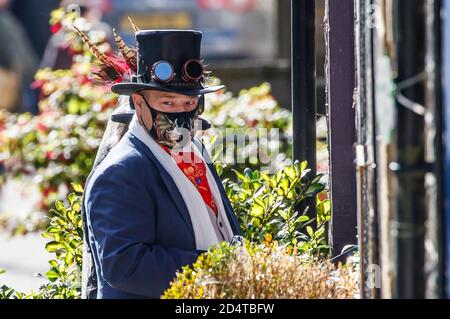 Steampunks besuchen das "sozial distanzierte" Haworth Steampunk Wochenende, in dem ruhigen Dorf in den Pennine Hills von West Yorkshire, England. Stockfoto