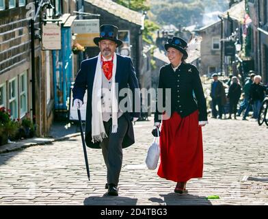 Steampunks besuchen das "sozial distanzierte" Haworth Steampunk Wochenende, in dem ruhigen Dorf in den Pennine Hills von West Yorkshire, England. Stockfoto