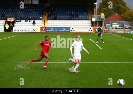 Tristan Abrahams aus Newport County und Harry Darling aus Cambridge United jagen den Ball auf dem Wasserfeld - Cambridge United gegen Newport County, Sky Bet League Two, Abbey Stadium, Cambridge, UK - 10. Oktober 2020 nur für redaktionelle Verwendung - es gelten die DataCo-Einschränkungen Stockfoto