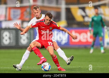 Scott Twine von Newport County kämpft mit Harry Darling von Cambridge United - Cambridge United gegen Newport County, Sky Bet League Two, Abbey Stadium, Cambridge, Großbritannien - 10. Oktober 2020 nur für redaktionelle Verwendung - es gelten die Einschränkungen von DataCo Stockfoto