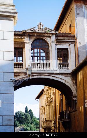 Rom, Italien - EINE vertikale Aufnahme eines alten und leeren Torbosses neben den Kapitolinischen Museen und von den Nachmittagslichtern getroffen. Stockfoto