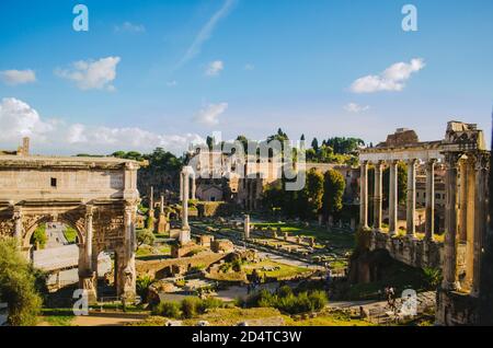 Rom, Italien - Panoramablick auf das Forum Romanum, den Tiberius Palast und den Tempel von Antoninus und Faustina von der Basilika Aemilia Ruinen. Stockfoto