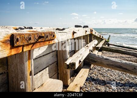 Rostige Bolzen auf hölzernem Meer groyne Stockfoto