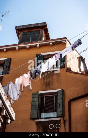 Hemden und Wäsche trocknen in den Straßen von venedig Stockfoto