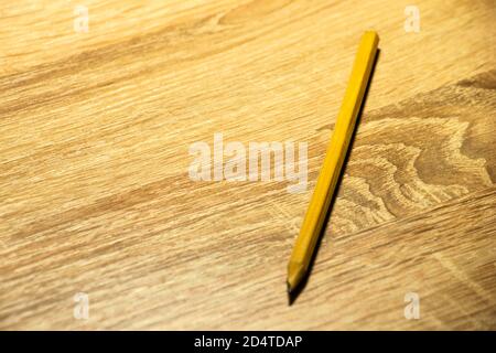 Ein Bleistift zum Zeichnen liegt auf einem Holztisch Stockfoto