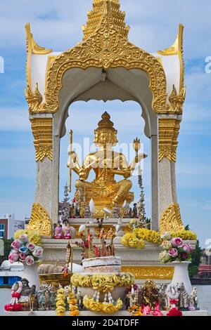 Ein Schrein mit einer vierköpfigen Statue des hinduistischen schöpfergottes Brahma, der am Chao Phraya Fluss in der Chinatown Gegend von Bangkok, Thailand, steht Stockfoto
