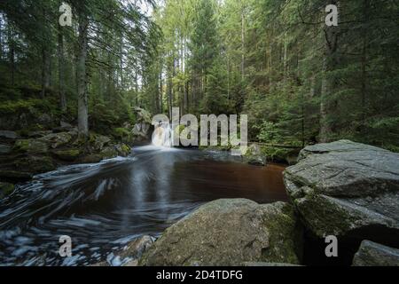 Schöner Wasserfall im Schwarzwald deutschland, der Name ist Krai Woog Gumpen bei herrischried. Stockfoto