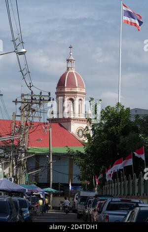 Der sonnenbeschienene Glockenturm der Santa Cruz Kirche am Chao Phraya Fluss in Thonburi, Bangkok, Thailand, erhebt sich über dem umliegenden Kudi Chin Viertel Stockfoto