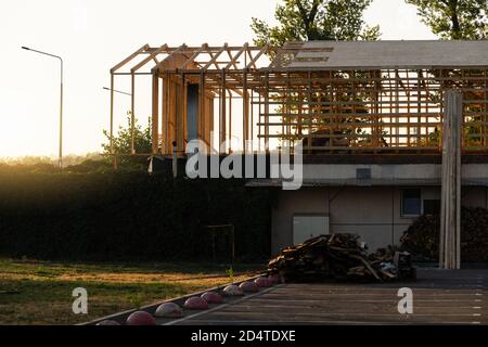 Rahmenhaus im Bau auf einem Sonnenuntergang Stockfoto