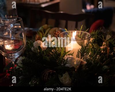 Ein Tisch, der wunderschön für eine Winterfeier eingerichtet ist Stockfoto