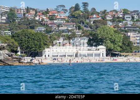 Die 1928-29 erbaute 'Spanish Mission' Stil, Bathers Pavilion in Balmoral Beach, Mosman, Sydney, Australien an einem sonnigen Frühlingsmorgen von einem Boot aus Stockfoto